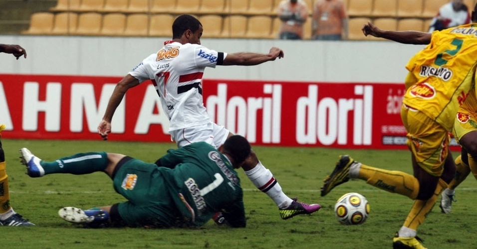 Lucas, do São Paulo, marca lindo gol diante do Mirassol