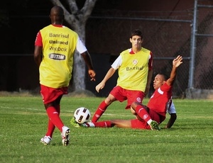Oscar (c) foi liberado para o primeiro treino do Inter no México e deve enfrentar o Jaguares na quarta