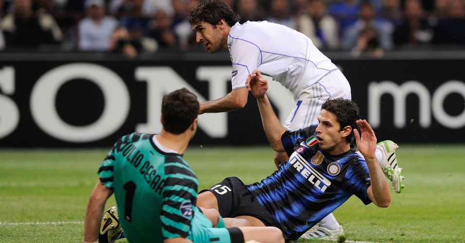 Júlio César não consegue evitar gol de Raul para o Schalke 04 na derrota da Inter de Milão por 5 a 2 (05/04/2011)