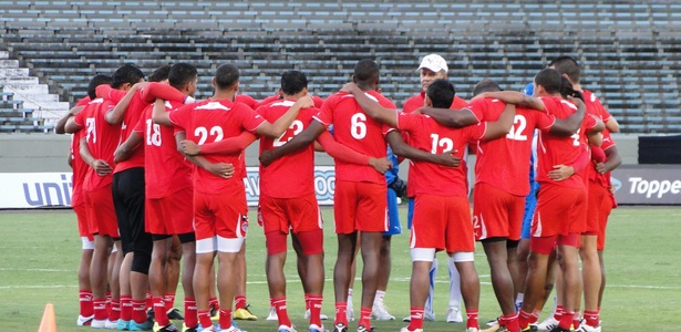 Time do Junior de Barranquilla se reúnem em treino no Olímpico como se fosse jogo - Carmelito Bifano/UOL Esporte