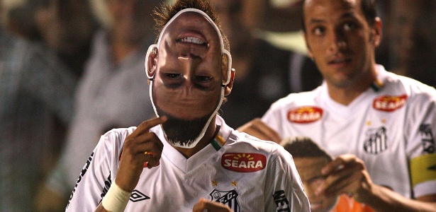 Neymar colocou uma máscara com o seu rosto após marcar gol do Santos, em 2011, e foi expulso - Bruno Miani/UOL