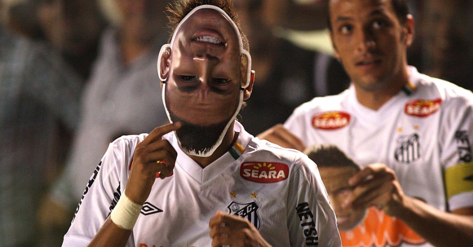 Neymar coloca máscara com o seu rosto após marcar o terceiro gol do Santos sobre o Colo-Colo (06/04/11)