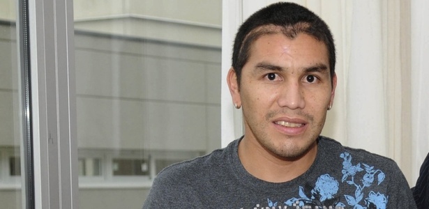 Cicatriz de Salvador Cabañas ainda pode ser vista; jogador assinou com o 12 de Outubro - Ricardo Alfieri/Reuters