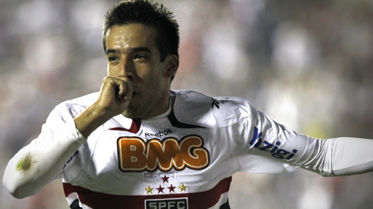 Elsinho celebra tras marcar el segundo gol del Sao Paulo en el triunfo 2-0 sobre Santa Cruz en el Arena Baruri (04/06/2011) - Fabio Braga / Fulhares - Fabio Braga / Fulhabres