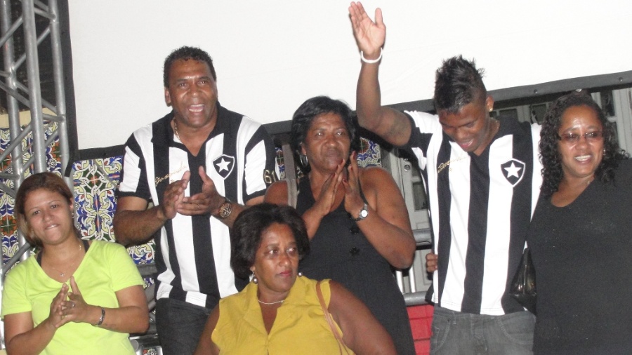Mauricio (e) e Maicosuel com as filhas de Garrincha em evento no Botafogo, em abril de 2011 - Pedro Ponzoni/UOL Esporte