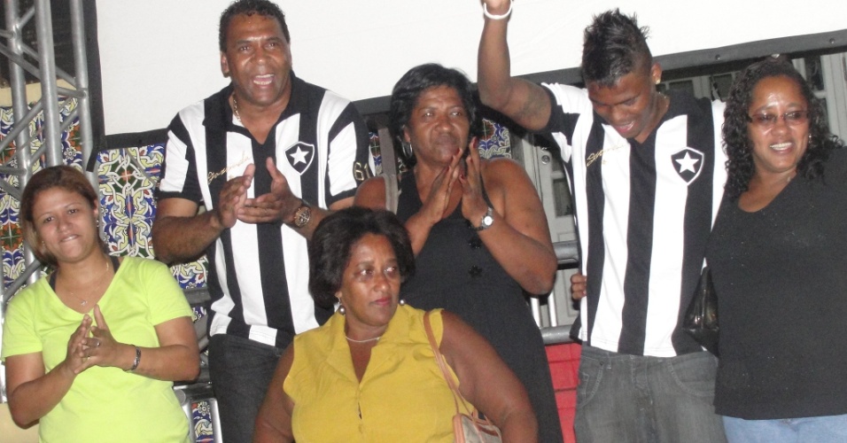 Mauricio e Maicosuel com as filhas de Garrincha em evento no Botafogo (07/04/2011)