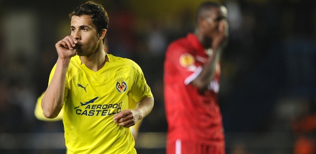 Nilmar comemora após marcar na vitória do Villarreal sobre o Twente na Liga Europa - Jose Jordan/AFP