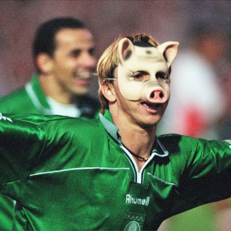 Paulo Nunes comemora gol pelo Palmeiras vestindo uma máscaro de porco