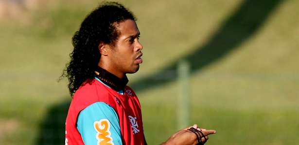 Estrela de treinamento na Gávea, Ronaldinho foi assediado por mulheres e crianças - Vipcomm