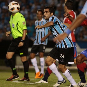 Escudero brigou muito pela bola, mas ficou abaixo dos demais jogadores do Grêmio nesta quinta - Wesley Santos/Pressdigital