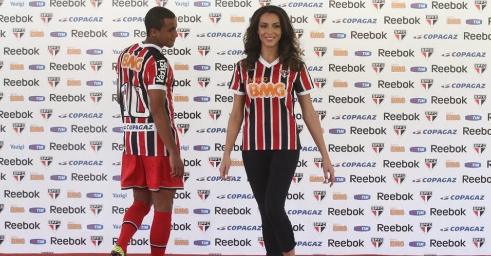 Tímido, Lucas se apressa na apresentação do novo uniforme do São Paulo e ultrapassa modelo (08/04/2011)