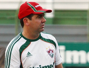Técnico interino do Fluminense, Enderson quer mais toque de bola para envolver o time paraguaio