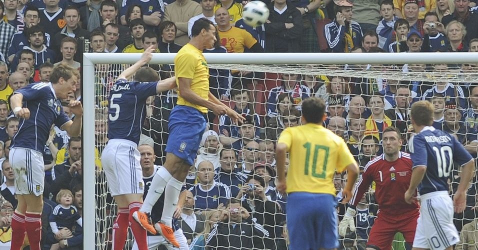 Centroavante Leandro Damião tenta a cabeçada no amistoso da seleção brasileira contra a Escócia na Inglaterra