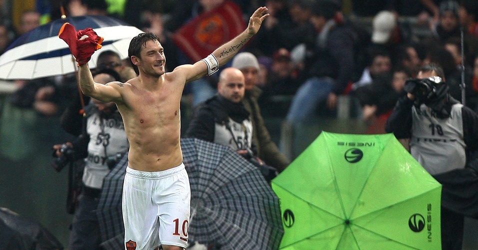 Francesco Totti, da Roma, festeja gol contra a Lazio no Italiano (13/03/2011)