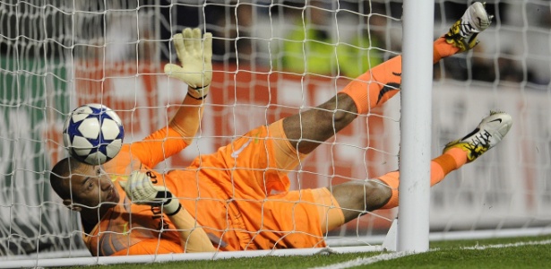 Gomes tenta recuperar a bola em vão após frango em chute de Cristiano Ronaldo - AFP PHOTO / JAVIER SORIANO