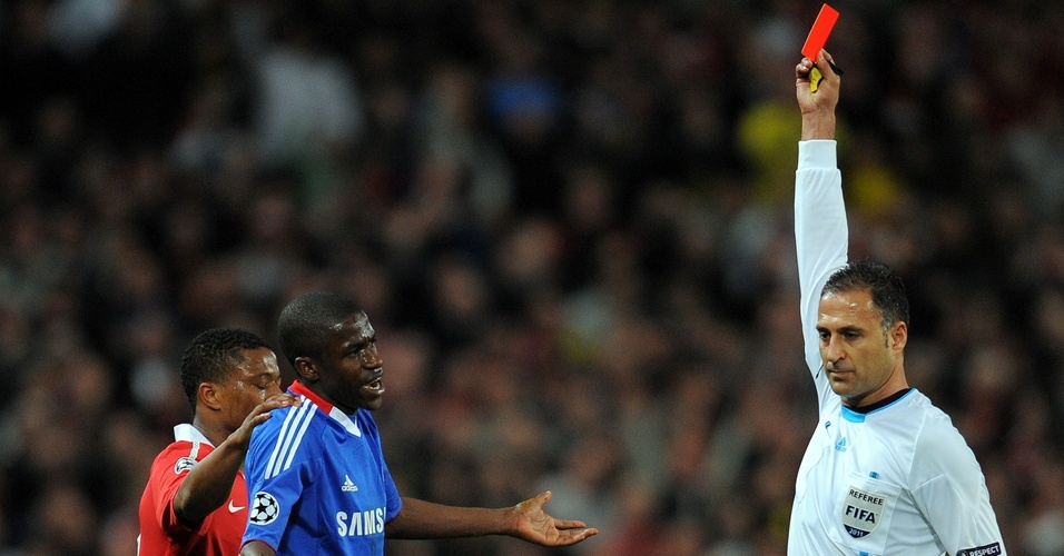 Ramires recebe cartão vermelho após cometer falta na derrota do Chelsea por 2 a 1 para o Manchester United (12/04/2011)