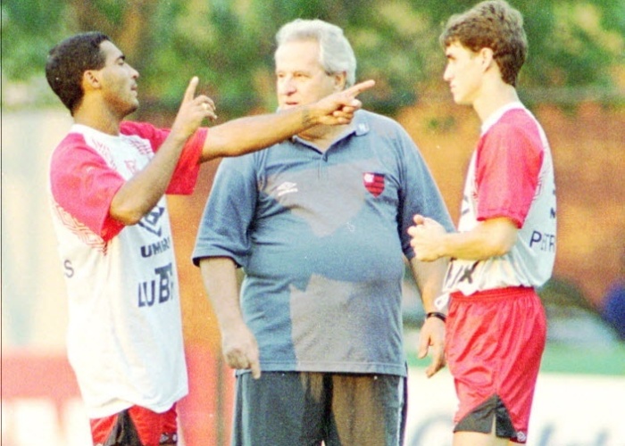 Técnico do Flamengo, Washington Rodrigues, conversa com Sávio e Romário durante treino no estádio da Gávea