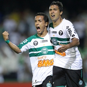Davi (direita) comemora um de seus 16 gols marcados pelo  do Coritiba nesta temporada - Heuler Andrey/AE