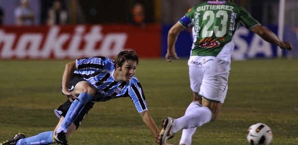Mário Fernandes fica no chão em lance da derrota do Grêmio na Bolívia - AFP PHOTO/AIZAR RALDES