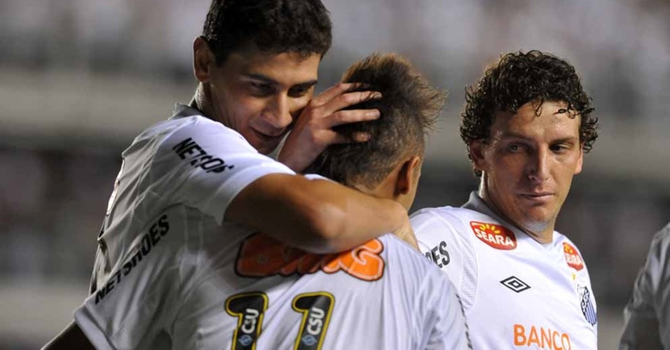 Elano, Ganso e Neymar comemoram gol do Santos contra o Colo-Colo (06/04/2011)