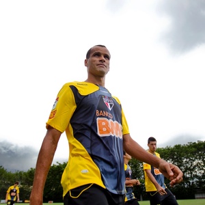 Rivaldo é fotografado durante treino do São Paulo; meia-atacante deve ganhar mais chances no time