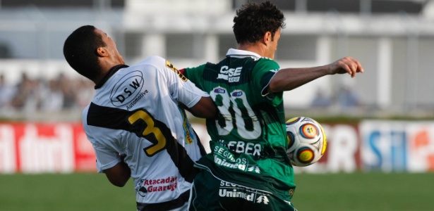 Palmeiras, do atacante Kleber (d), levou a virada da Ponte Preta em Campinas - Joel Silva/ Folhapress