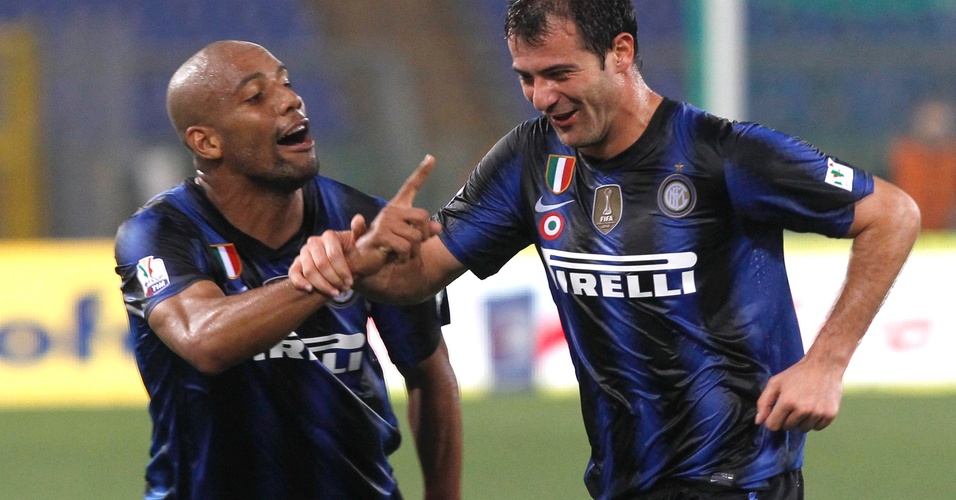 Ao lado do brasileiro Maicon, Stankovic comemora ao marcar para a Inter de Milão contra a Roma pela Copa da Itália (19/04/11)