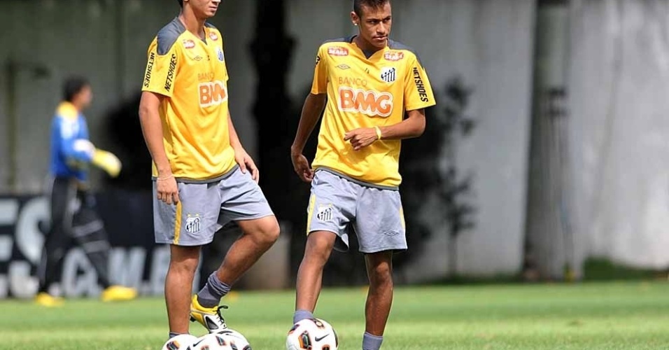 Ganso e Neymar em ação no treino do Santos no CT Rei Pelé (19/04/2011) 