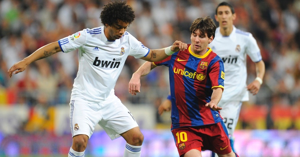 Marcelo marca Messi no clássico entre Real Madrid e Barcelona pelo Campeonato Espanhol (16/04/2011)