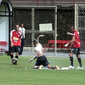 Os jovens do São Paulo mostraram que não se intimidam com os mais velhos. Nesta terça, os jogadores homenagearam o veterano Rivaldo com uma ovada pelo seu aniversário de 39 anos.  <BR><BR>Até o meia Lucas acabou sendo atingido com ovos pela brincadeira do grupo do São Paulo, que viaja após o almoço para Goiânia, onde acontecerá o confronto contra o Goiás, nesta quarta-feira, pela Copa do Brasil. - São Paulo/Divulgação