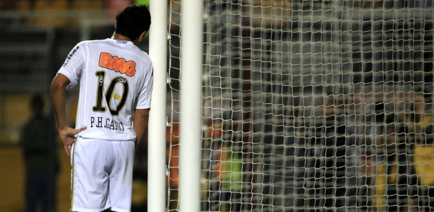 Ganso se apoia na trave durante o jogo entre Santos e Deportivo Táchira - REUTERS/Paulo Whitaker