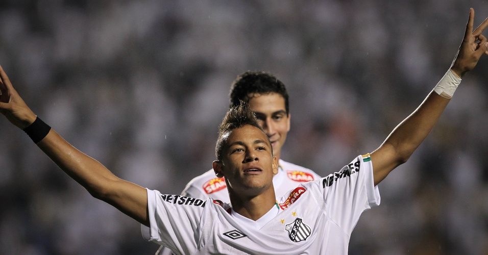 Neymar é erguido pelos companheiros ao marcar para o Santos contra o Deportivo Táchira (20/04/11)