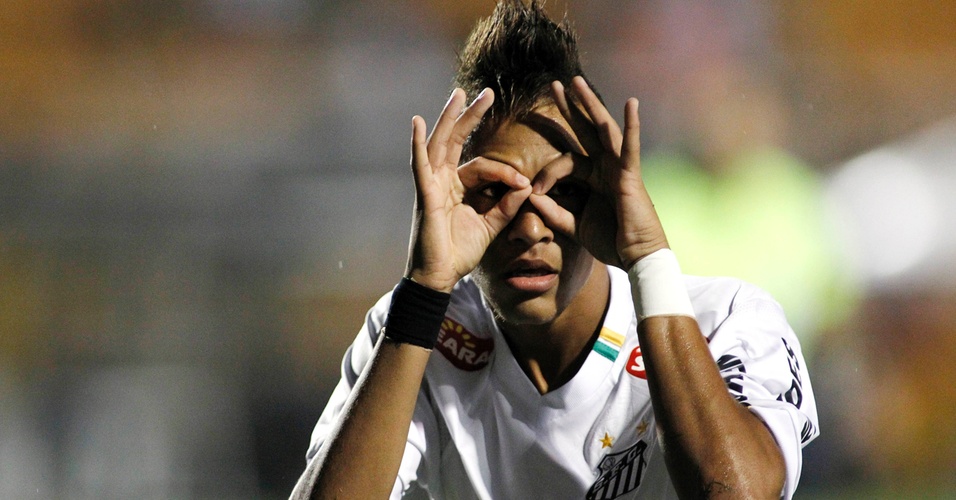 Neymar faz gesto lembrando uma máscara ao comemorar o gol do Santos sobre o Deportivo Táchira