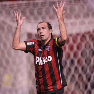 Meia Paulo Baier ficou mais de dois meses se jogar e pode voltar a ser titular contra o Bahia  - Giuliano Gomes/AE