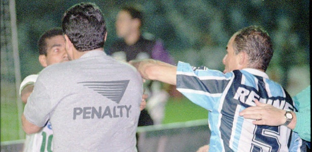 Dinho tenta agredir Válber em briga entre Grêmio e Palmeiras, na Libertadores de 1995 - Agência RBS