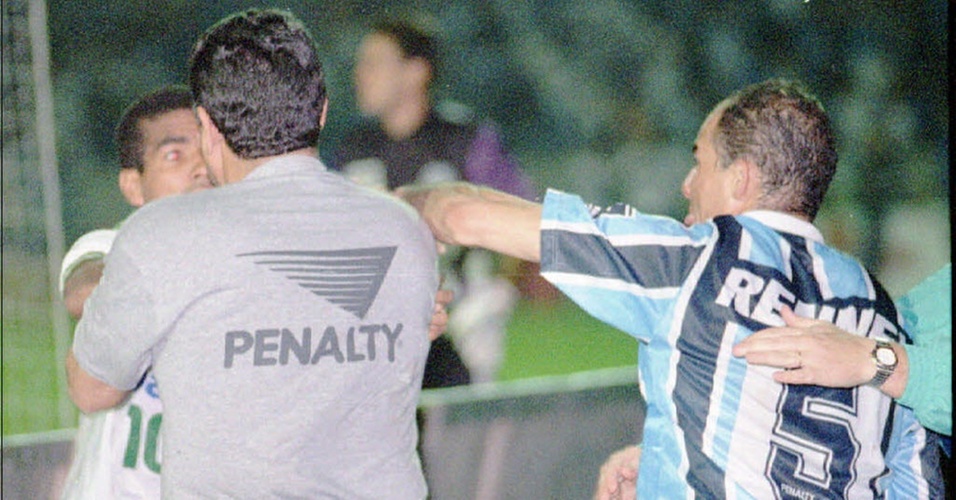 Dinho tenta agredir Válber em briga entre Grêmio e Palmeiras; ex-volante tem escolinha de futebol em Porto Alegre