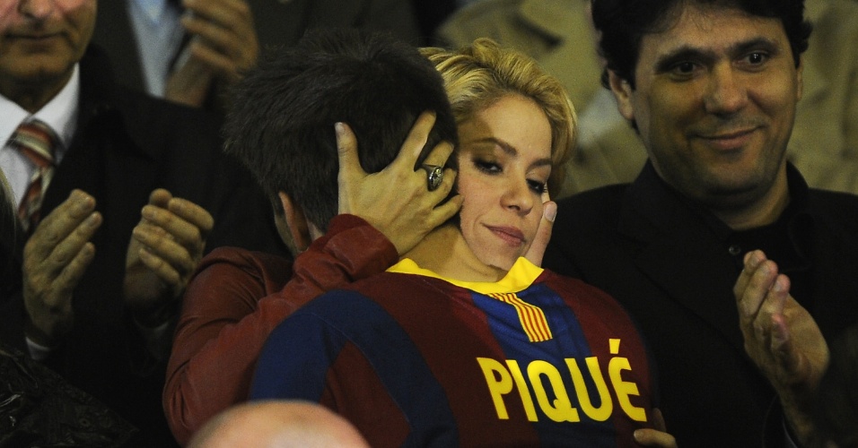 Shakira abraça namorado Gerard Piqué após derrota do Barcelona para Real Madrid na final da Copa do Rei (21/04/2011)