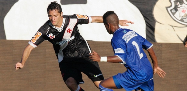Anderson Martins disputa a bola com jogador do Olaria na partida do último domingo - Fotocom.net