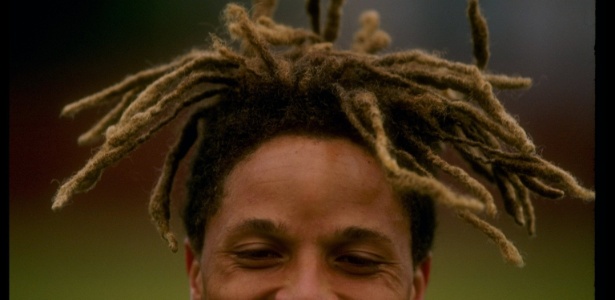 Jogador Cobi Jones, da seleção norte-americana de futebol, exibe dreads durante treinamento (01/12/1993) - Mike Powell/Getty Images - Mike Powell/Getty Images