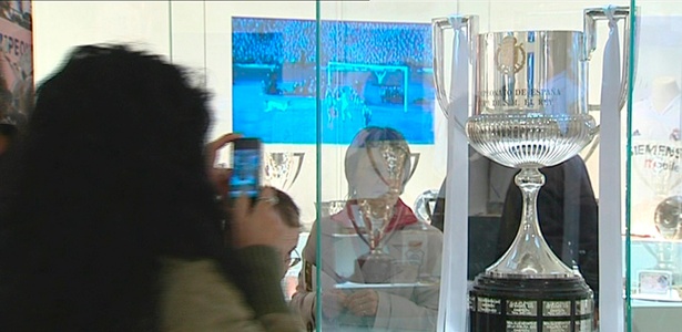 Torcedora tira foto da réplica da taça da Copa do Rei no museu do Real, após acidente - EFE