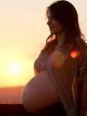 Carol Celico, mulher de Kaká, mostra a barriga da gravidez do segundo filho no Twitter