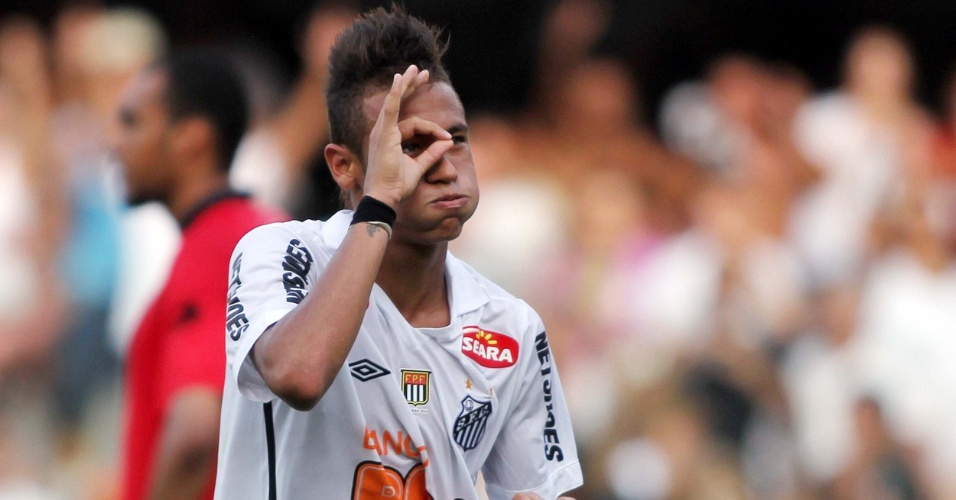 Neymar comemora ao abrir o placar para o Santos na partida contra a Ponte Preta (23/04/11)