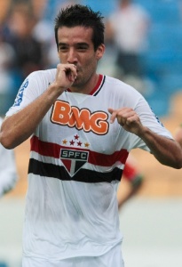 Ilsinho comemora gol do São Paulo diante da Portuguesa na Arena Barueri