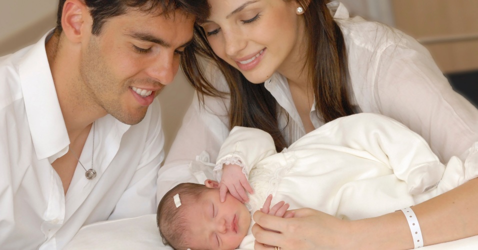 Kaká e a mulher, Caroline Celico, mimam a filha Isabella, recém-nascida