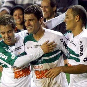 Atacante Leonardo (centro) substitui Bill, neste domingo, diante do Palmeiras em Barueri - Divulgação/Coritiba 
