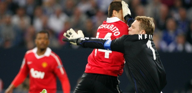 Elogiado, Manuel Neuer deixa o gol para defender finalização de Javier Hernandez - Frank Augstein/AP