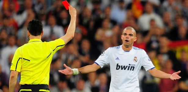Árbitro Wolfgang Stark exibe vermelho para Pepe, no clássico entre Real e Barça - Manu Fernandez/AP