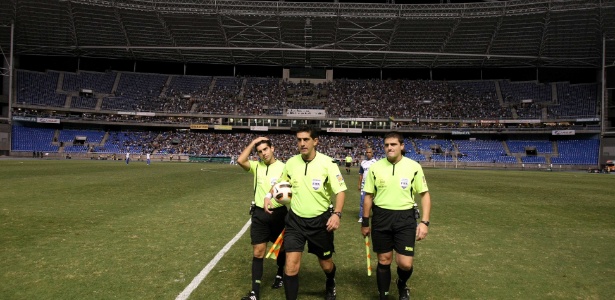 O árbitro argentino Sérgio Pezzotta pensou em adiar o jogo por causa da falta de luz - EFE/Marcelo Sayao