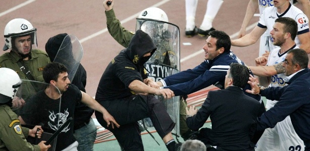 Torcedores se chocam com a polícia durante jogo na Grécia, marcado pela violência - EFET
