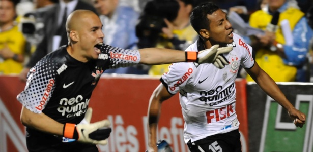 Julio Cesar e Ramirez comemoram a classificação do Corinthians para a final do Paulistão 2011